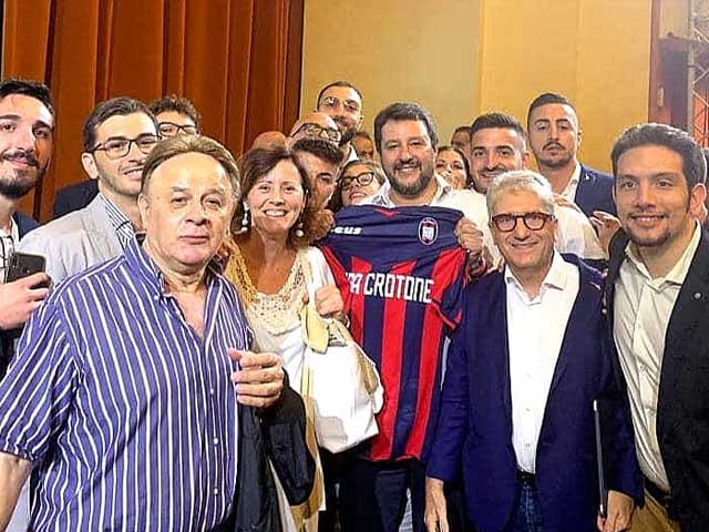 Salvini sfoggia maglia dell'Fc Crotone, dura replica della societa': «No a strumentalizzazioni»